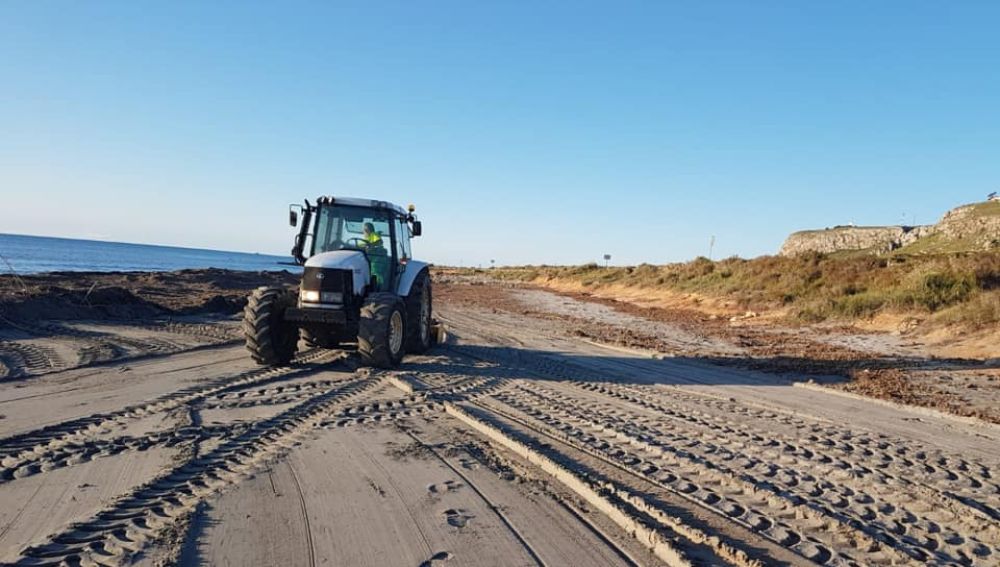 Trabajos de mantenimiento en un playa de Santa Pola.