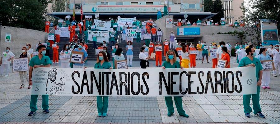 Sanitarios del Hospital Gregorio Marañón posan con una pancarta en la que se lee "Sanitarios necesarios" Sanitarios del Hospital Gregorio Marañón posan con una pancarta en la que se lee "Sanitarios necesarios"