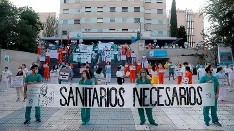 Sanitarios del Hospital Gregorio Marañón posan con una pancarta en la que se lee "Sanitarios necesarios" Sanitarios del Hospital Gregorio Marañón posan con una pancarta en la que se lee "Sanitarios necesarios"