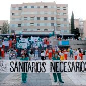 Sanitarios del Hospital Gregorio Marañón posan con una pancarta en la que se lee "Sanitarios necesarios"