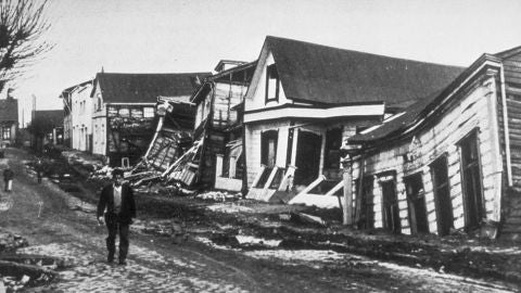  Da&ntilde;o producido por un terremoto a casas de madera de buena calidad en Valdivia, Chile, 1960.