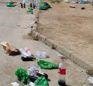 El macrobotellón dejó mucha suciedad en la zona donde se celebró El macrobotellón dejó mucha suciedad en la zona donde se celebró