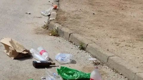 El macrobotellón dejó mucha suciedad en la zona donde se celebró El macrobotellón dejó mucha suciedad en la zona donde se celebró