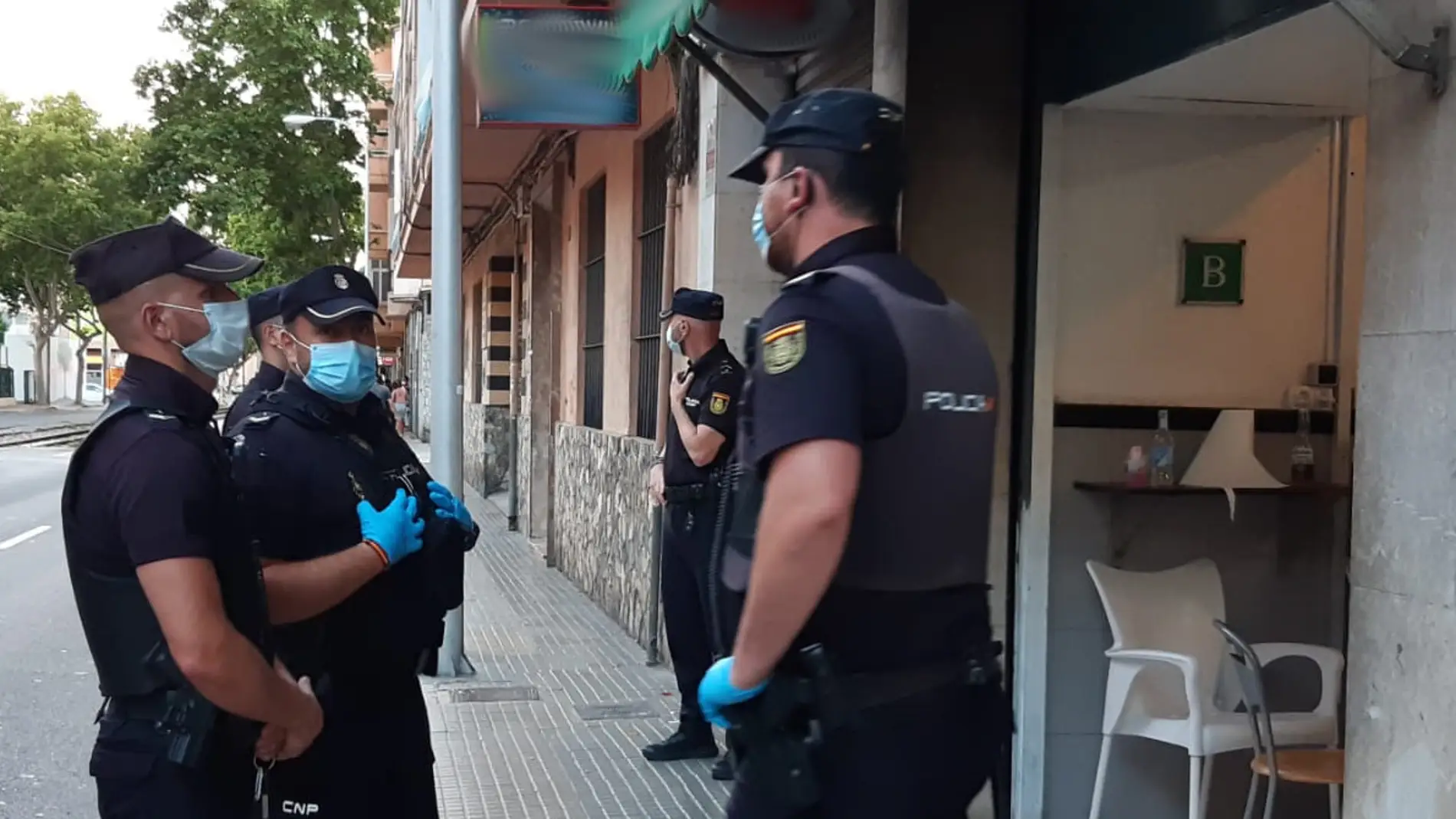 Varios de los agentes de la Policía nacional que han levantado acta en un bar de Palma por sobrepasar aforo y no mantener medidas sociosanitarias. 