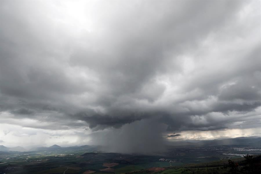 Fuertes tormentas hoy en el Pirineo oriental y en el bajo Ebro Fuertes tormentas hoy en el Pirineo oriental y en el bajo Ebro