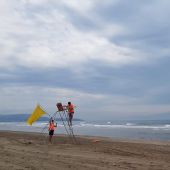 socorristas en la playa de Castellón