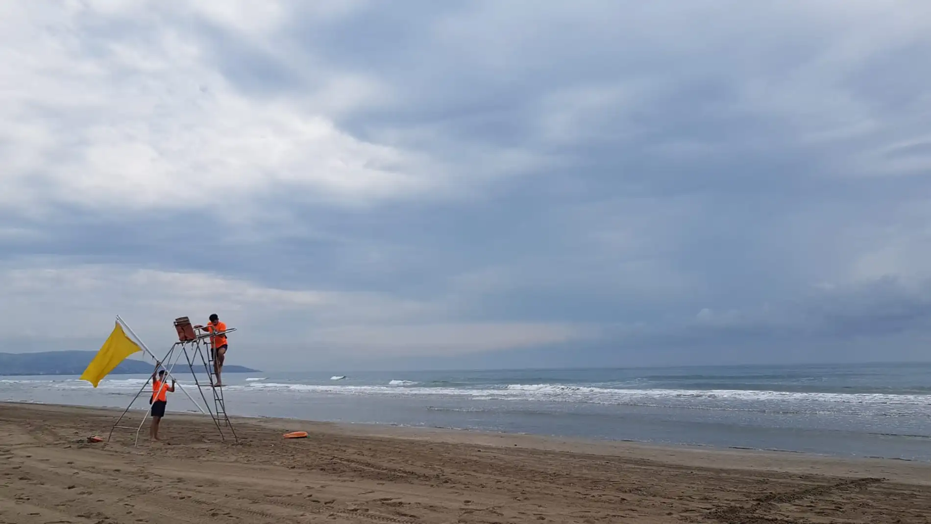 socorristas en la playa de Castellón