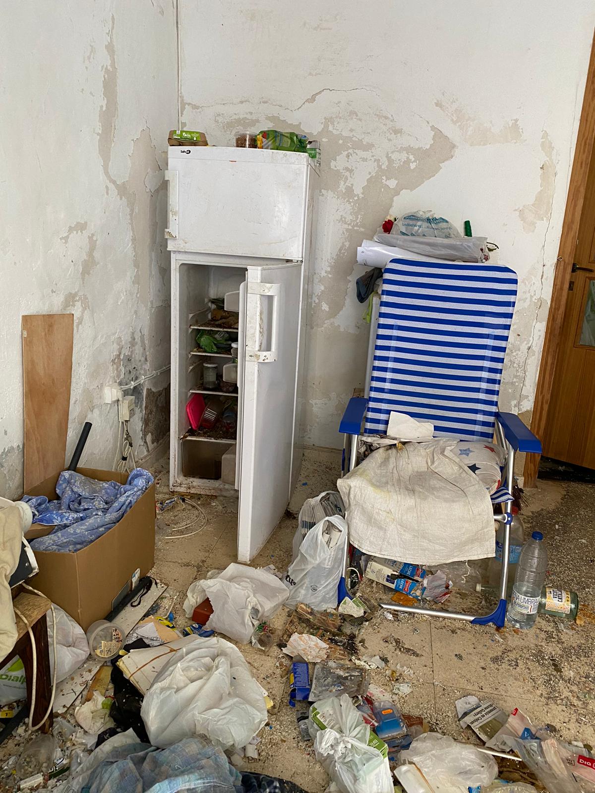 Vecinos del barrio del Raval de Elche urgen la limpieza de una vivienda en la que se acumula gran cantidad de basura Vecinos del barrio del Raval de Elche urgen la limpieza de una vivienda en la que se acumula gran cantidad de basura