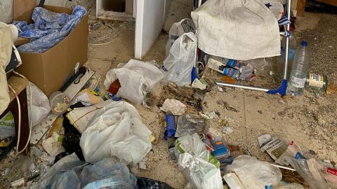 Acumulación de basura en la vivienda del barrio del Raval de Elche. Acumulación de basura en la vivienda del barrio del Raval de Elche.