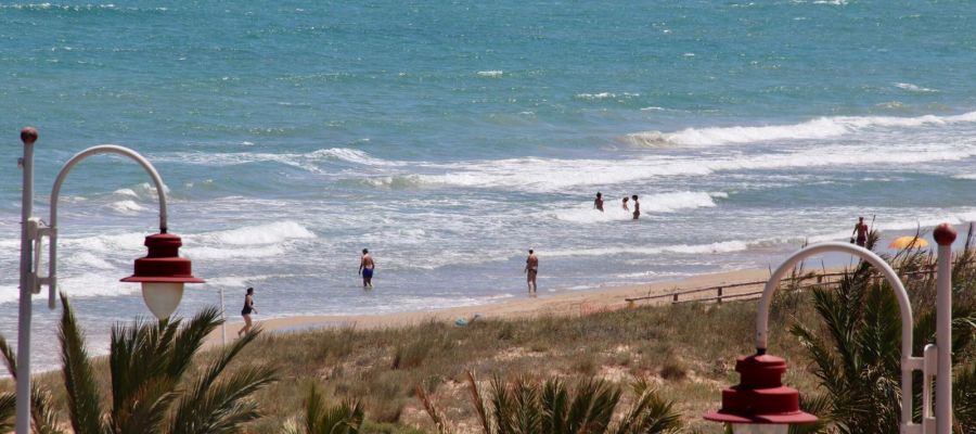 Primeros bañistas en la desescalada en las playas de Elche. Primeros bañistas en la desescalada en las playas de Elche.