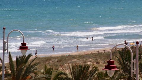 Primeros ba&ntilde;istas en la desescalada en las playas de Elche.