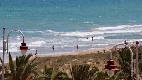 Primeros bañistas en la desescalada en las playas de Elche. Primeros bañistas en la desescalada en las playas de Elche.