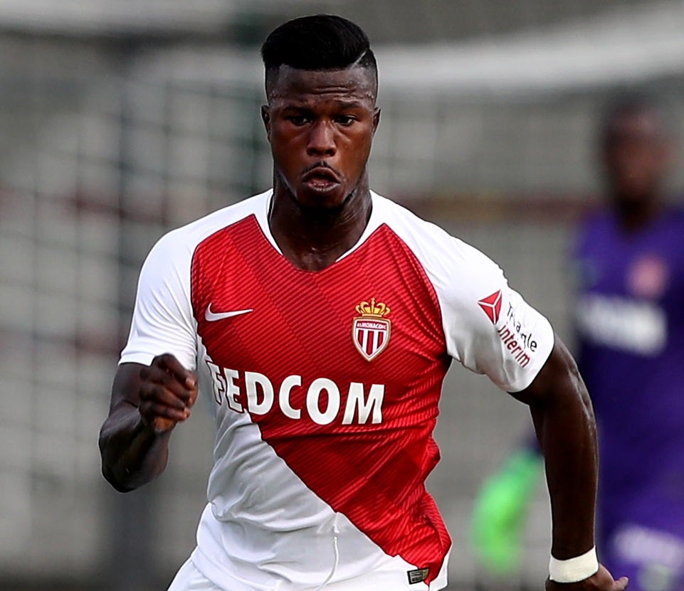 El futbolista Keita Baldé alquila un edificio para un grupo de temporeros que duermen en la calle en Lleida El futbolista Keita Baldé alquila un edificio para un grupo de temporeros que duermen en la calle en Lleida