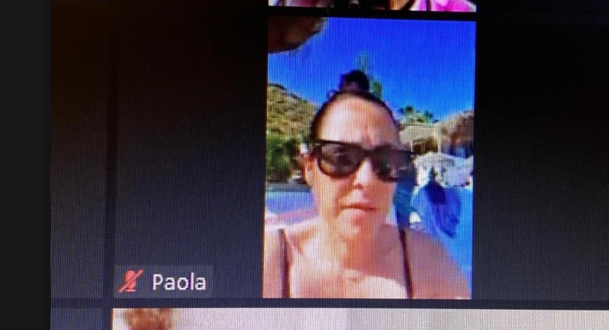 Mesa de redacción: Una concejala sigue un pleno desde la hamaca de la playa Mesa de redacción: Una concejala sigue un pleno desde la hamaca de la playa