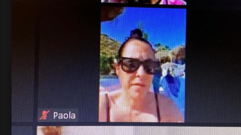 Paola Moreno, concejala de Hacienda en Torrox, participando en un pleno telem&aacute;tico desde la playa