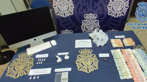 Incautación de dinero, droga y diversos útiles para el tráfico de droga. Tres detenidos