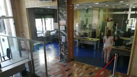 Oficina d´atenció i Tràmits amb l´atenció presencial Per poder començar la reobertura d´aquesta espai l´Ajuntament ha adaptat la planta baixa per complir amb les mesures de protecció.