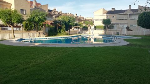 Piscina en urbanizaci&oacute;n