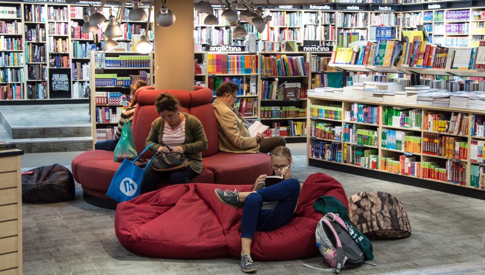 Gente leyendo en una librería