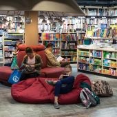 Gente leyendo en una librería