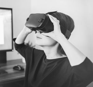 Joven con gafas de realidad virtual Joven con gafas de realidad virtual