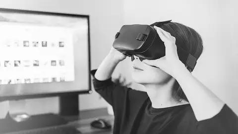 Joven con gafas de realidad virtual Toma la pastilla roja