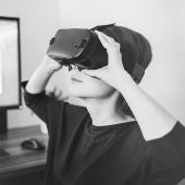 Joven con gafas de realidad virtual