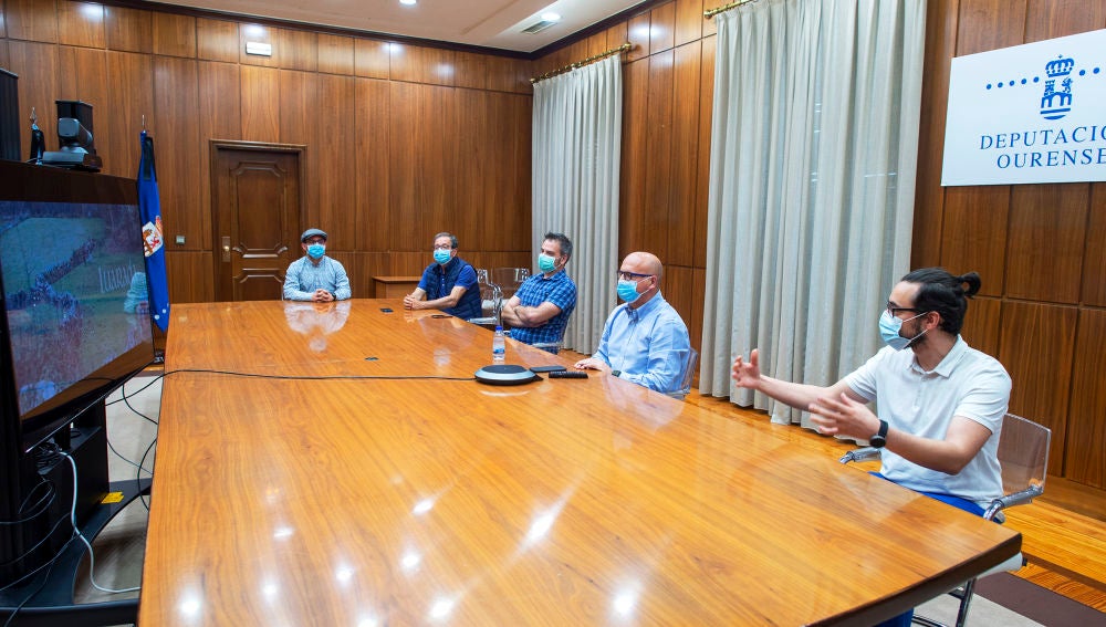 Manuel Baltar, visualiza a montaxe final do filme Luarada