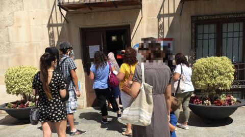 Cola de gente en la OMAC de la Pla&ccedil;a de Baix de Elche en plena desescalada.
