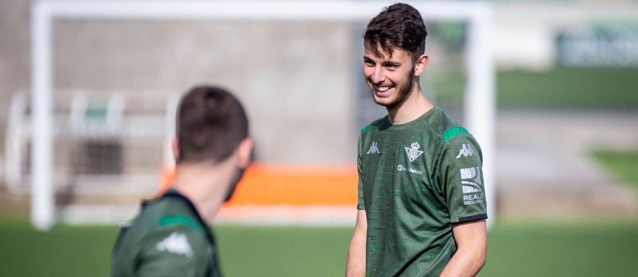 Raúl García de Haro sonríe en un entrenamiento del Betis. Raúl García de Haro sonríe en un entrenamiento del Betis.