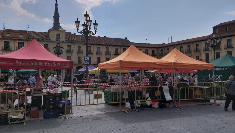 Primer día de mercado postconfinamiento en la Plaza Mayor