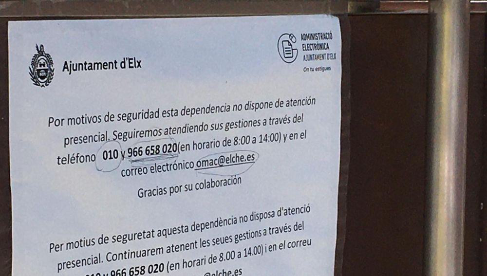 Cartel en una OMAC de Elche.