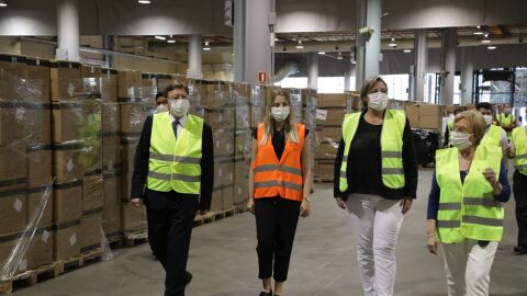 El president Ximo Puig ha visitado el centro log&iacute;stico de Feria Valencia junto a la consellera de Sanidad Ana Barcel&oacute;.
