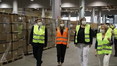 El president Ximo Puig ha visitado el centro logístico de Feria Valencia junto a la consellera de Sanidad Ana Barceló. El president Ximo Puig ha visitado el centro logístico de Feria Valencia junto a la consellera de Sanidad Ana Barceló.