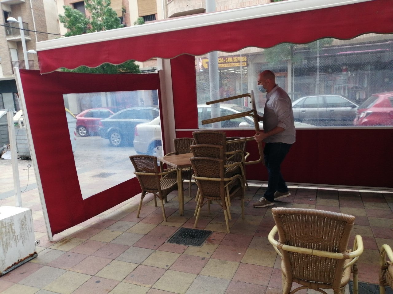 La Policía Local obliga a desmontar varias terrazas en José Zorrilla a primera hora de la mañana La Policía Local obliga a desmontar varias terrazas en José Zorrilla a primera hora de la mañana