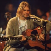 Kurt Cobain durante su concierto más famoso: 'Nirvana Unplugged'