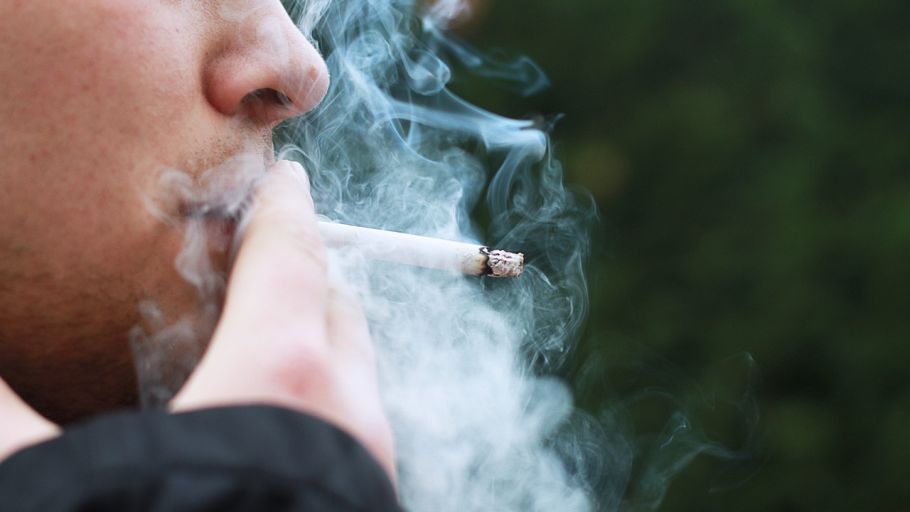 hombre fumando
