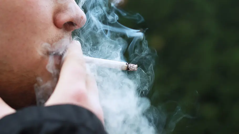Los hosteleros piden que se pueda fumar en las terrazas hombre fumando