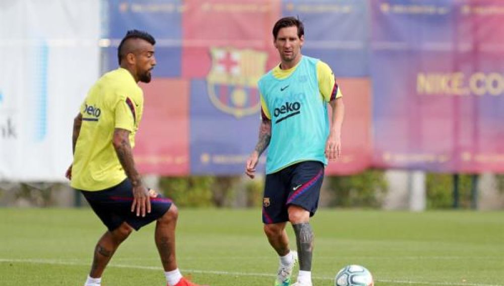 Leo Messi y Arturo Vidal en un entrenamiento