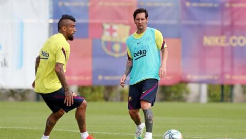 Leo Messi y Arturo Vidal en un entrenamiento