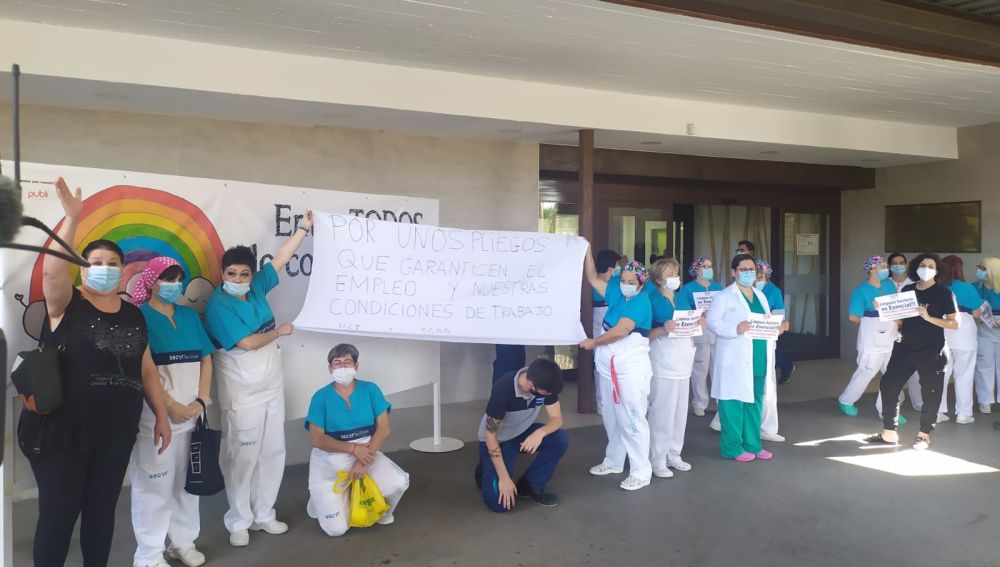 Concentración de trabajadoras del servicio de limpieza del Hospital General de Elche.