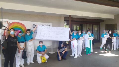 Concentraci&oacute;n de trabajadoras del servicio de limpieza del Hospital General de Elche.