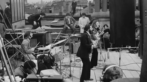 Los Beatles tocando desde la azotea Los Beatles tocando desde la azotea