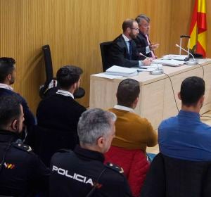 Los miembros de 'La Manada' (izq a dcha), Manuel Guerrero, Jesús Escudero, José Ángel Prenda y Alfonso Jesús Cabezuelo, sentados en la sala de la Audiencia de Córdoba durante el juicio Los miembros de 'La Manada' (izq a dcha), Manuel Guerrero, Jesús Escudero, José Ángel Prenda y Alfonso Jesús Cabezuelo, sentados en la sala de la Audiencia de Córdoba durante el juicio