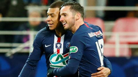 Mbapp&eacute; lucha con Sarabia por hacerse con el bal&oacute;n.