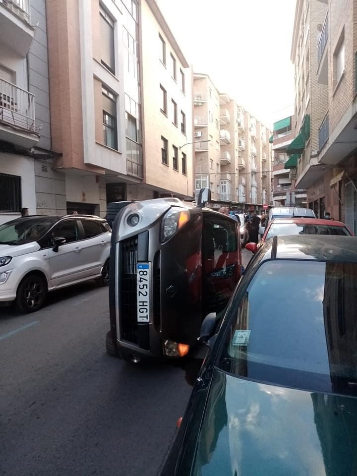 Vuelca un coche en la calle Libertad aunque no hubo heridos Vuelca un coche en la calle Libertad aunque no hubo heridos