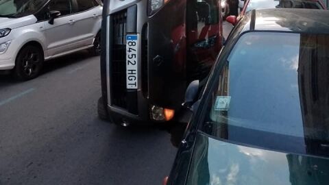 El veh&iacute;culo ha quedado volcado sobre un costado en la calle Libertad