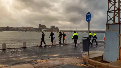 Rescate del cuerpo de un pescador en Castro Urdiales Cayó al mar desde el muelle San Luis