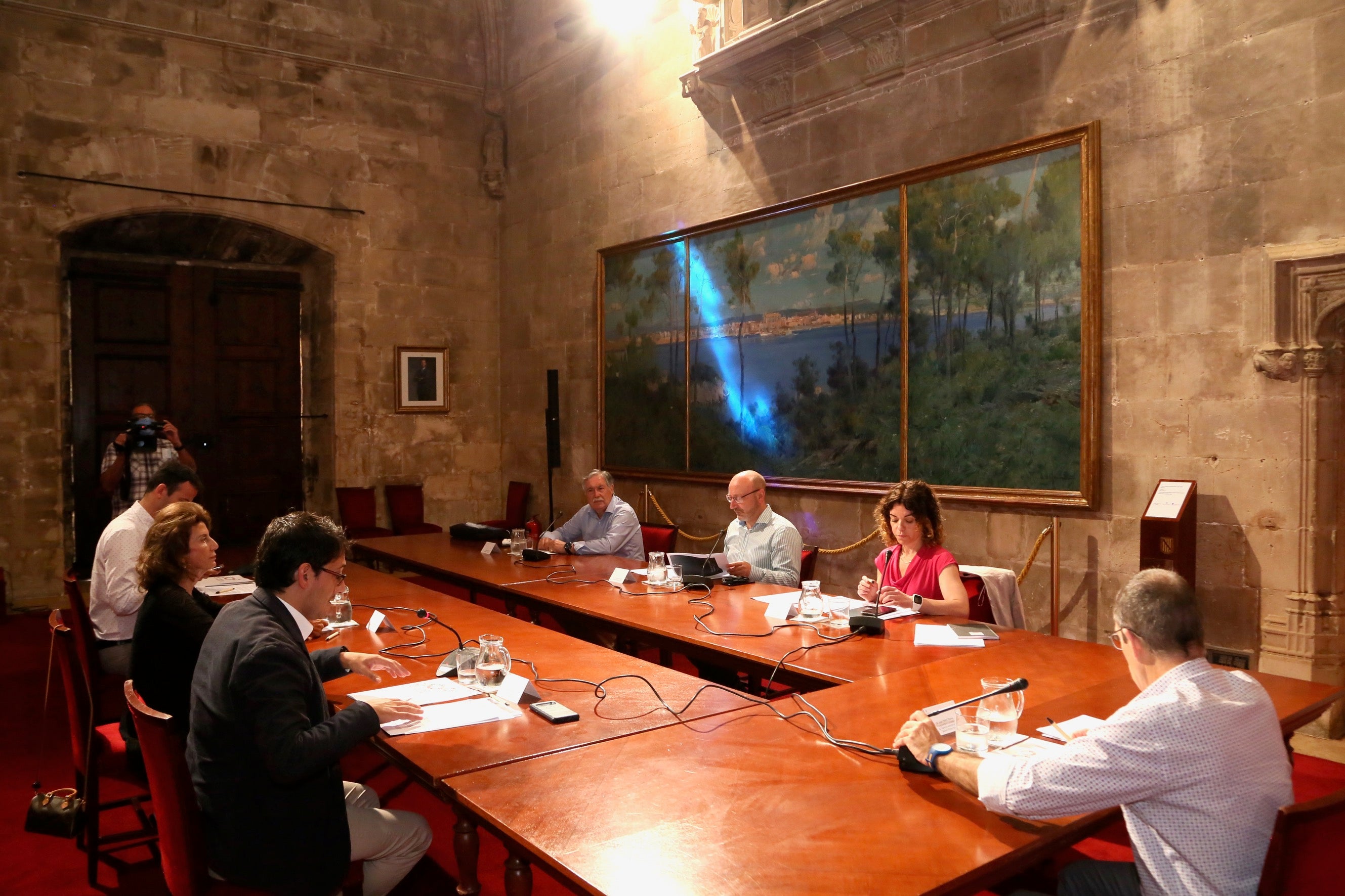 El Govern se compromete a disponer en tres años de 50 pisos para mujeres víctimas de violencia machista El Govern se compromete a disponer en tres años de 50 pisos para mujeres víctimas de violencia machista