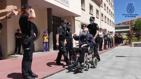Recibimiento entre aplausos a las puertas a la Comisaría Recibimiento entre aplausos a las puertas a la Comisaría